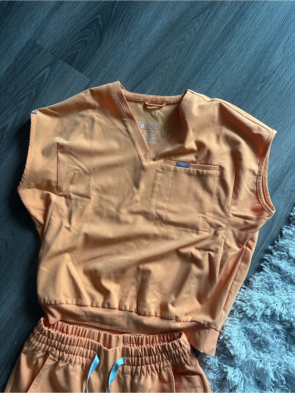 Women’s Figs limited edition Sakura scrubs - Picture 2 of 4